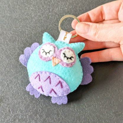 Porte-clés chouette hibou turquoise et mauve en feutrine de laine. Création artisanale par l'Atelier Jocha.