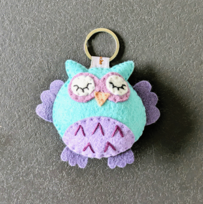 Porte-clés chouette hibou turquoise et mauve en feutrine de laine. Création artisanale par l'Atelier Jocha.