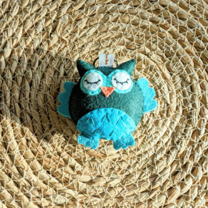 Porte-clés chouette hibou vert en feutrine de laine. Création artisanale par l'Atelier Jocha.