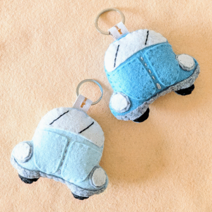 Coccinelle beetle voiture bleue création en feutrine de laine brodée à la main par l'Atelier Jocha
