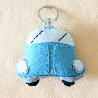 Coccinelle beetle voiture bleue création en feutrine de laine brodée à la main par l'Atelier Jocha