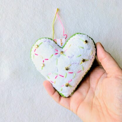 coeur blanc et vert suspension en feutrine de laine et perles par l'Atelier Jocha