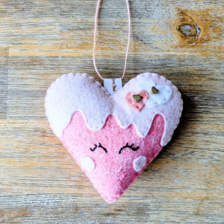 Cœur rose kawaii création en feutrine de laine par l'Atelier Jocha