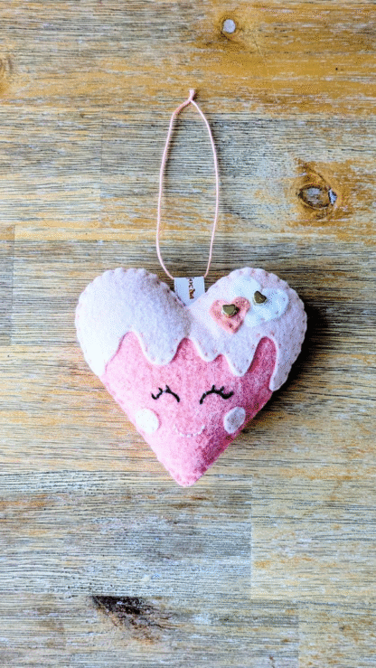 Cœur rose kawaii création en feutrine de laine par l'Atelier Jocha