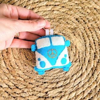 Combi vanlife bleu et blanc en feutrine de laine brodé artisanalement par l'Atelier Jocha