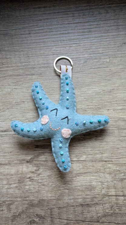 Etoile de mer porte-clés en feutrine de laine et perles création artisanale par l'Atelier Jocha