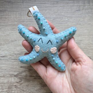 Etoile de mer porte-clés en feutrine de laine et perles création artisanale par l'Atelier Jocha