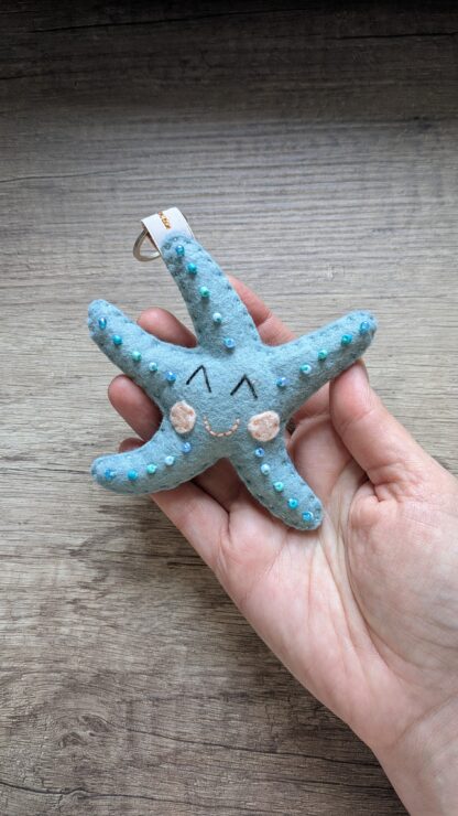Etoile de mer porte-clés en feutrine de laine et perles création artisanale par l'Atelier Jocha