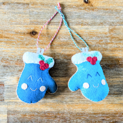Moufle de Noël bleue création en feutrine par l'Atelier Jocha