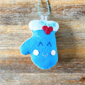 Moufle de Noël bleue création en feutrine par l'Atelier Jocha