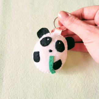 Panda porte-clé en feutrine, création par l'Atelier Jocha