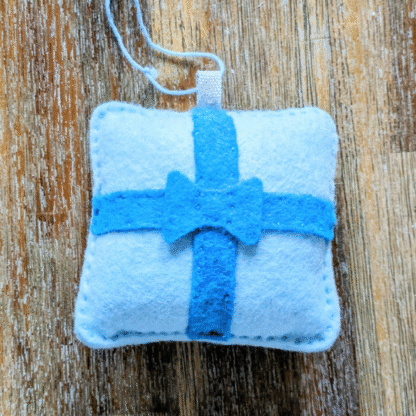 Pochette cadeau en feutrine de laine création par l'Atelier Jocha