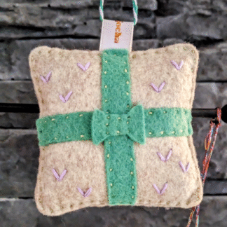 Pochette cadeau en feutrine verte