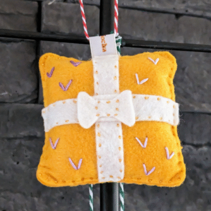 Pochette cadeau en feutrine jaune