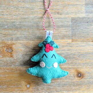 Sapin de Noël en feutrine de laine turquoise suspension par l'Atelier Jocha
