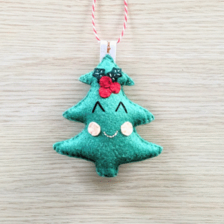 Sapin de Noël en feutrine de laine vert suspension par l'Atelier Jocha