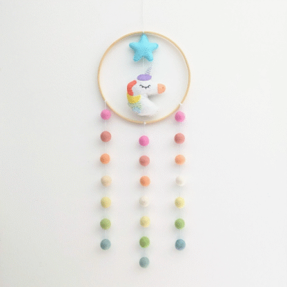 Suspension bambou ronde représentant une licorne multicolore dans les tons pastels, en feutrine de laine et des boules feutrées dégradés de couleurs. Création par l'Atelier Jocha.