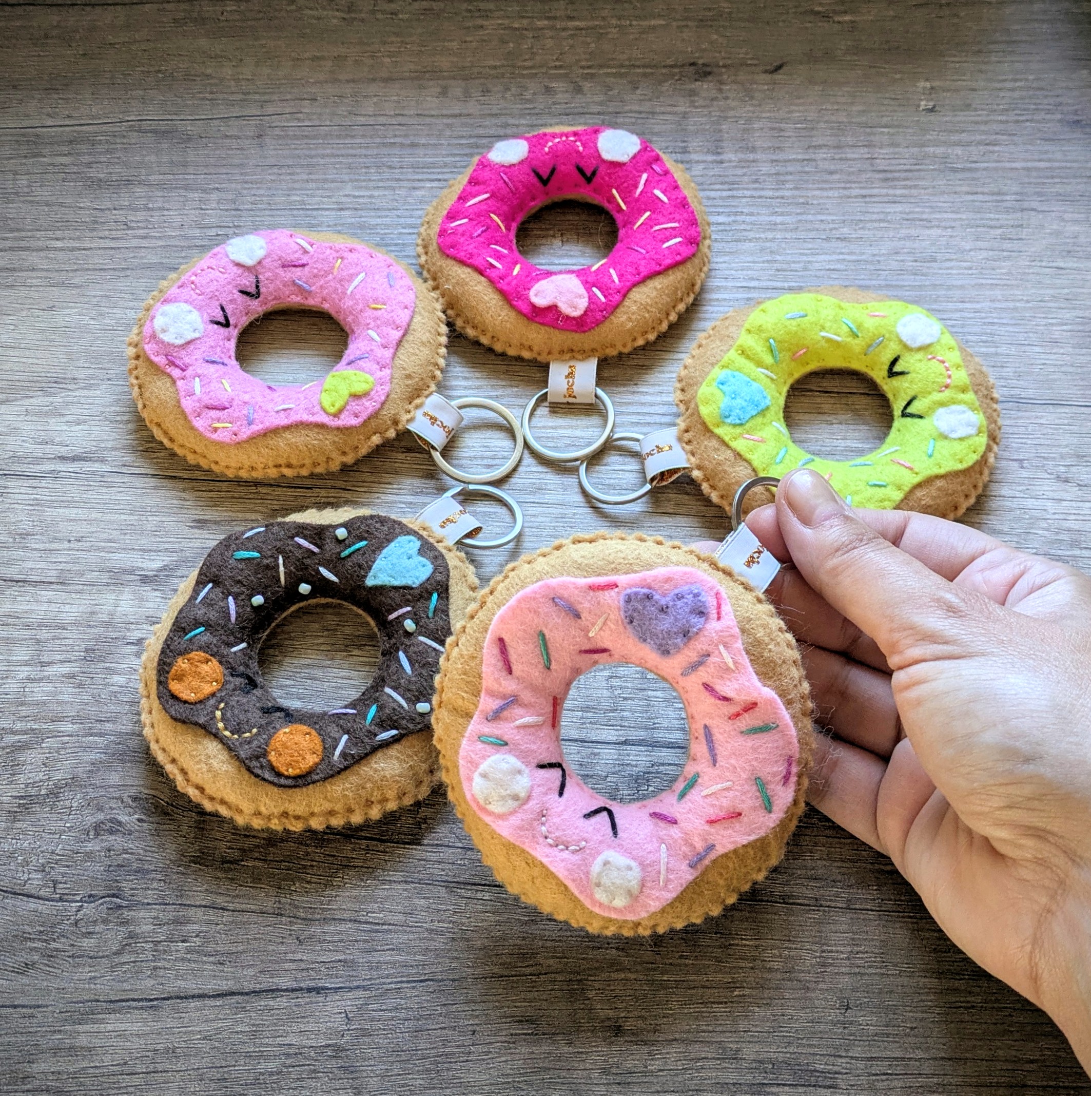 Nouvelle collection de porte-clés donuts en feutrine de laine créations artisanales par l'Atelier Jocha