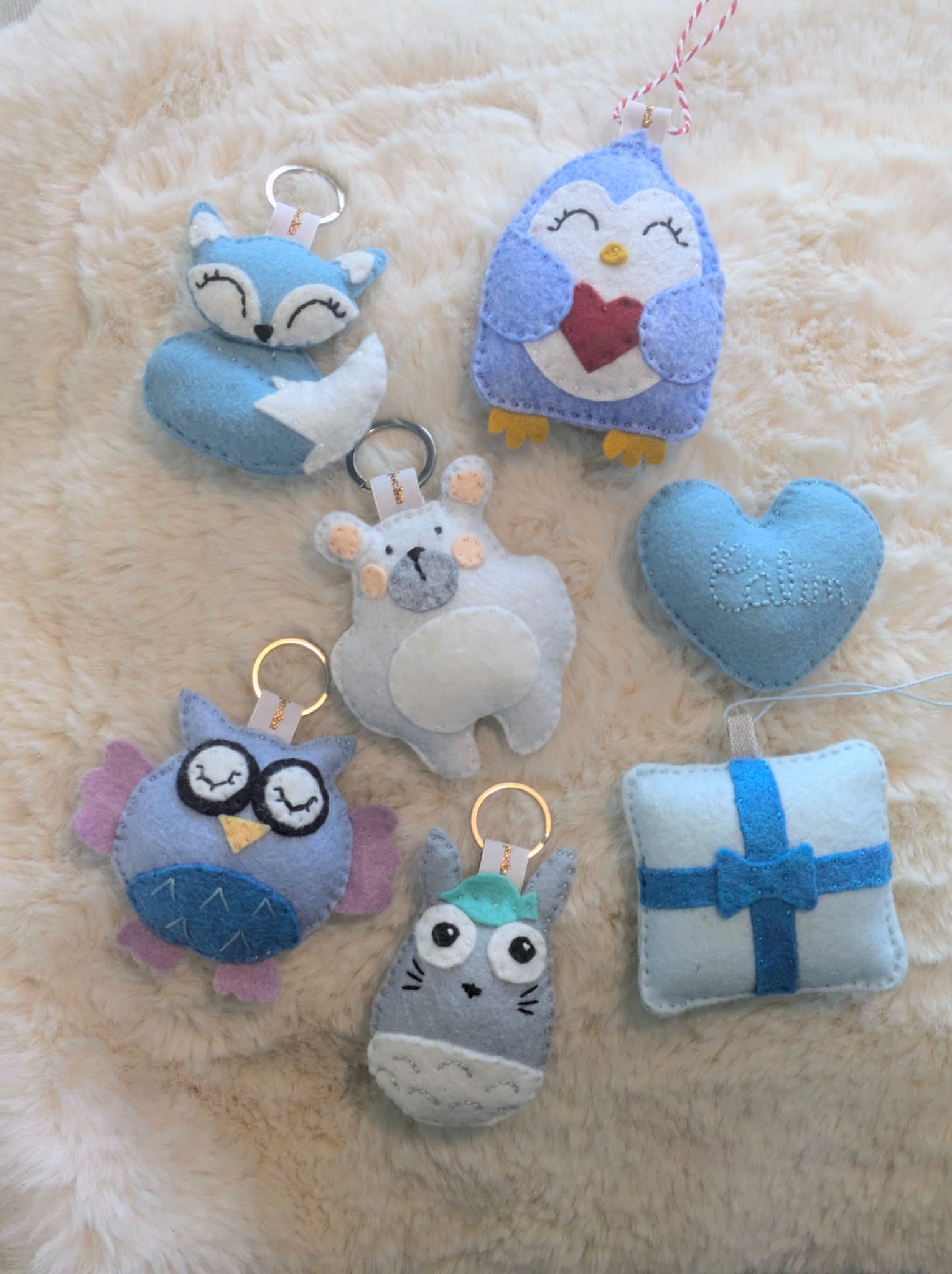 Collection JO d'hiver Atelier Jocha par Eve - Accessoires en feutrine fait main - Porte-clés animaux renard pingouin ours chouette totoro et décorations cosy câlin cœur
