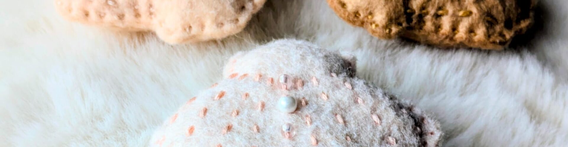 Aimants coquillages en feutrine de laine création par l'Atelier Jocha